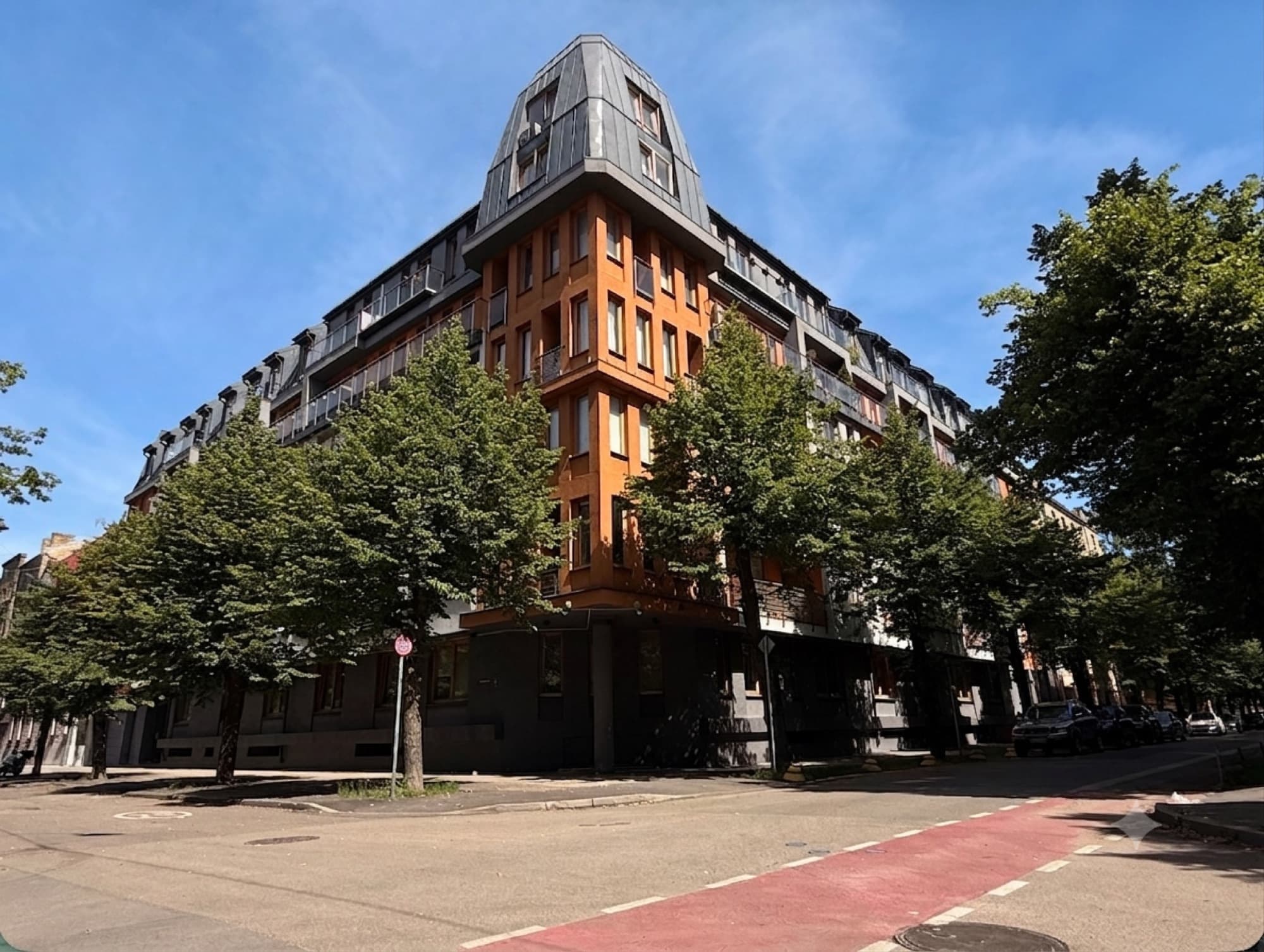 Corner exterior of the Alauksta 9 residential building